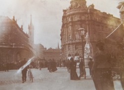 wearevintagevienna:Straßenszene rund um den Philipphof gegenüber der Albertina (um 1910 © anonym / Sammlung W. Weihs)