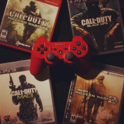 claudioromero:  Choose your weapon #ps3 #psn #joystick #canon #18-135 #callofduty #cod #mw3 #mw2 #mw1 #blackops (Tomada con Instagram)