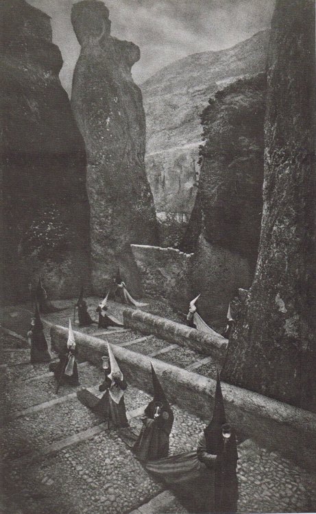 noiseman:Penitentes en Cuenca (Penitents in Cuenca) by José Ortiz Echagüe, 1940.