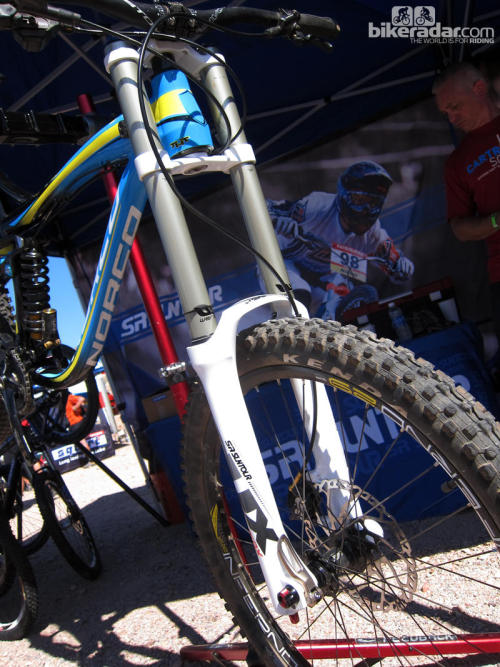 tsurun: chirosangaku:  Gallery: SR Suntour Carbon Crowned Axon And Rux Forks – Interbike 2012 - Bike