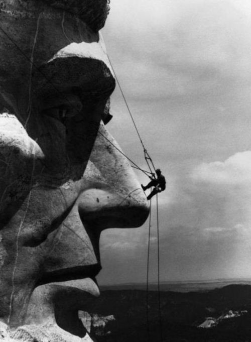 collective-history:Rappelling Lincoln - Mount Rushmore ca. 1936