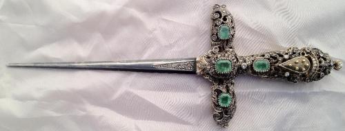 art-of-swords:Jeweled Medici DaggerDated: circa 1840Measurements: overall length 11 3/8”, weight 176