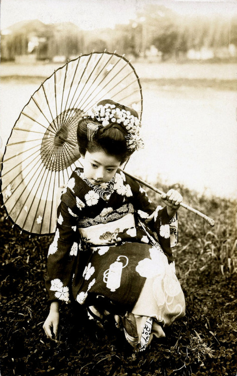 collective-history:Young Maiko Girl, Japan, ca.1920’s 