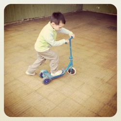 El nico y su patin (Tomada con Instagram)