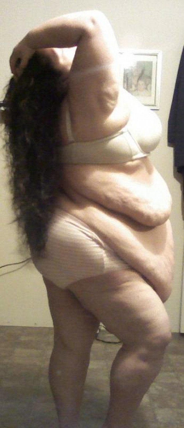 anotherssbbwfanatic:  Holy crap love her huge hanging belly she is so sexy