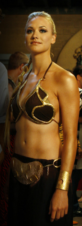 beastsandbabes:  Yvonne Strahovski giving nerds everywhere a heart attack 