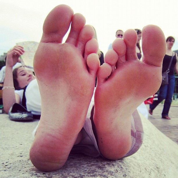 thoughtfultoes: Ready to hookup with the perfect girl that’s sexy from her head