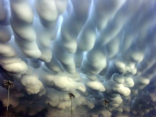 pullmebacktoearth:These “mammatus clouds” were photographed above Hastings, Nebraska, after a destru