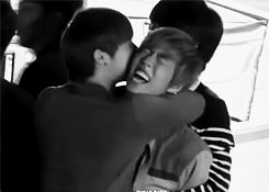(`ワ´)Sunggyu biting (~.~)Dongwoo’s ear.        