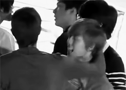 (`ワ´)Sunggyu biting (~.~)Dongwoo’s ear.        
