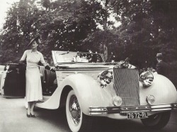 fantomas-en-cavale:  La femme du joailler Louis Arpel à un prix d’élégance, avec une automobile Delahaye, Paris, 1937 