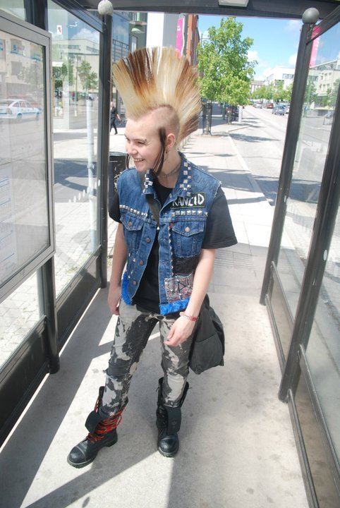 mj0pe:  Me at the busstation while i was waiting for the bus with my good friends,
