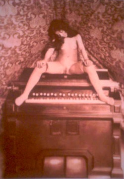  Pierre Louÿs, Nude Girl on Harmonium, c. 1895 