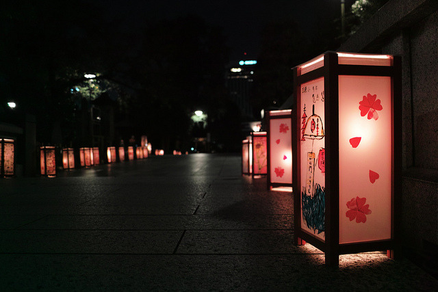 heartisbreaking:  ASAKUSA TŌRŌ E （浅草燈籠会） by huzu1959 on Flickr.
