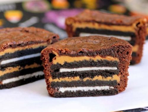 Oreo and Peanut Butter Brownie Cakes - Neatorama“Make a little sandwich with Oreo cookies and 