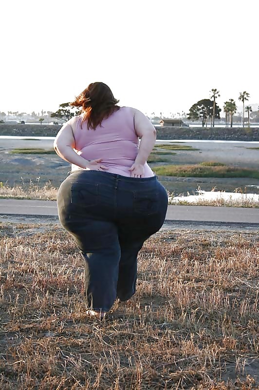 lexave45:  ssbbwlovefatgirl:  7yo1lo3:  Wide White ass in jeans  Je veux son énorme