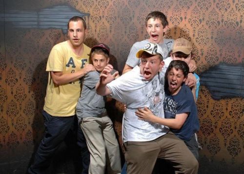 instagrampa: brokensilence137:Haunted house that takes people’s picture as they’re wal