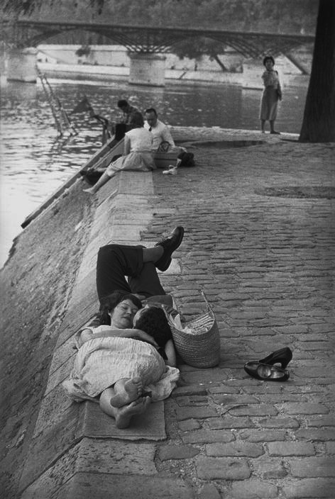 Sex vlorin:  Paris 1955. Photo: Henri Cartier-Bresson pictures