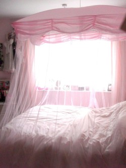 daddyslittlepeach:  daddydelvesdeep:  What a pretty princess bed.  Perfect for Daddy to sneak into at night.   Awes…want.. 