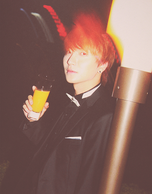 epikleader:  toutp3tit: 7/∞ pictures of Jungsu  orange juice. 