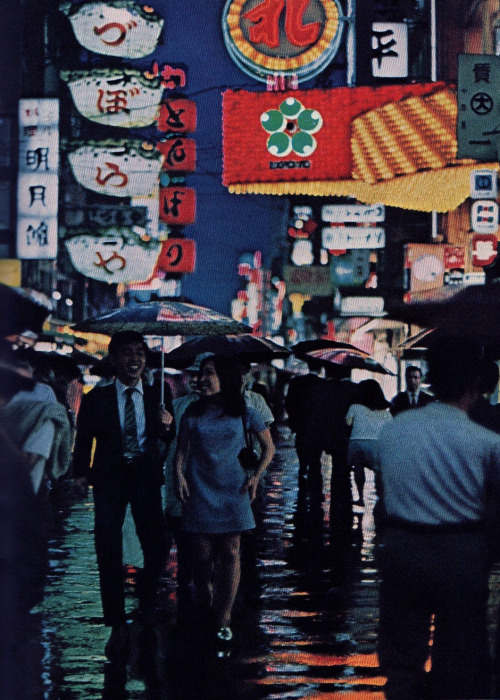 Swinging in the rain, Japan’s “now” generation invades Dotombori, a street in down