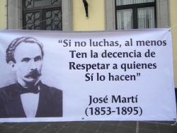 revolucionmundial:  “Si No Luchas, Al Menos Ten La Decencia De Respetar a Quienes Si Lo Hacen”. (José Martí) 