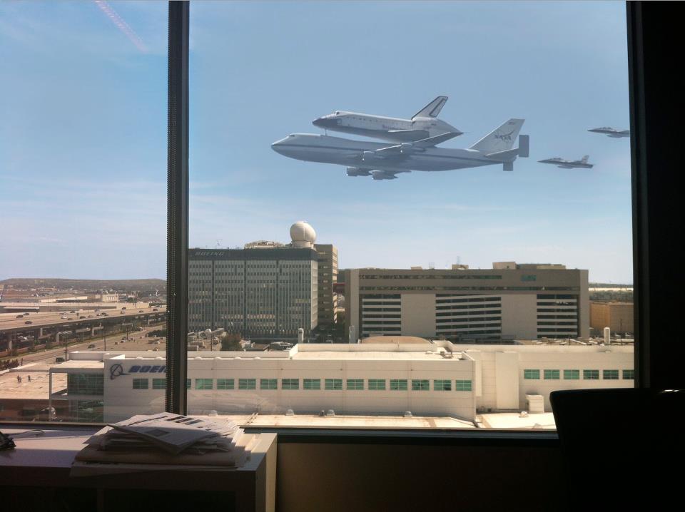 itsfullofstars:  incredible pic of Endeavour flying through Los Angeles. taken from