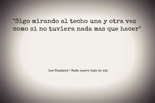 pamelitaabunkers:  Sigo mirando al techo una y otra vez como si no tuviera nada mas que hacer 