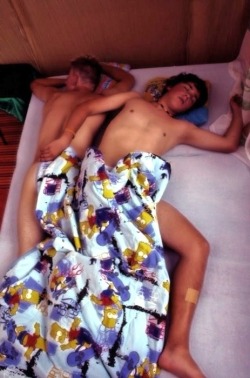 tjs-all-guys-n-guys-all-the-time:  xjboys:  cute bfs :)  from a new follower…guys sleeping… tumblr Tj   YES Yes yes.