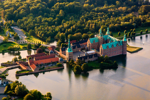 Aerial view of Frederiksborg Castle in Hillerød, Denmark (by Ulrich J).