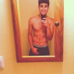 jockdays:  Active porn blog! I check out ALL new followers :)  Ronnie Banks has an amazing package ;))))
