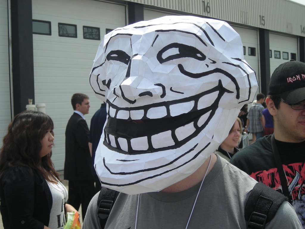 nomedarisa:  y Troll apareció en nuestro mundo…  