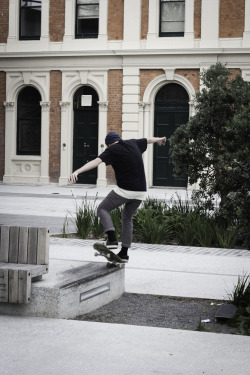 harrykidman:  Nose Grind. 