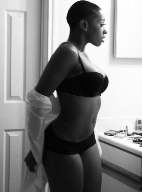 solaryacht-plotwade:  Fine black woman..Hint of sophistication,if a picture is indeed