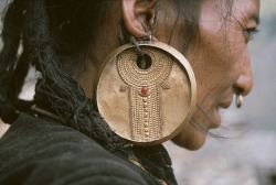 nirvikalpa:  Details of the earring worn traditionally by the Tamang women | Himalayan regions of Tibet, Nepal and India 