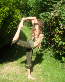 hippiedreamin:  kundaliniyogini:  i hadn’t practiced this for so long, so after trying it today i’m so happy i can still do it :) &lt;3  If I could do more than reblog her, I would.