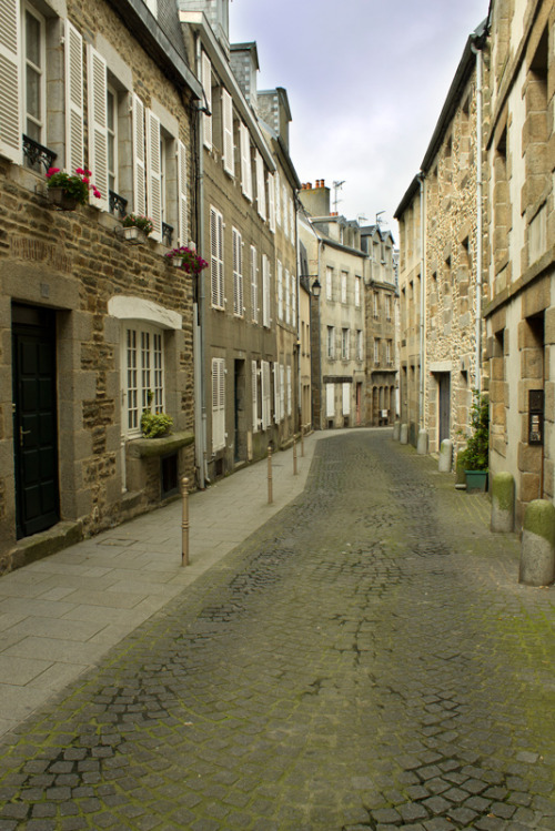(via Long, empty street, a photo from Basse-Normandie, North | TrekEarth) Granville, Lower Normandy,