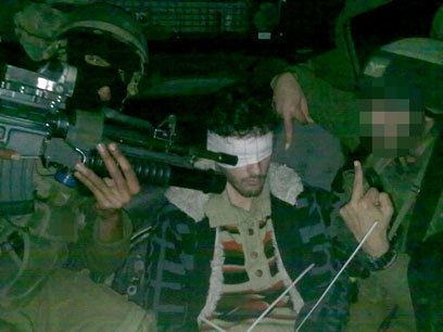 turaif:  Israeli soldiers and Palestinians Then they say: Why Arabs become terrorists??