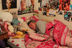 intheaeroplaneoverthepea:  blixa-babegeld:  blixa-babegeld:  morrissey sleeping in hello kitty bedsheets 100% never seen before footage  oh my FCUKING god i totally forgot about this and now it comes back to haunt me   What on earth???