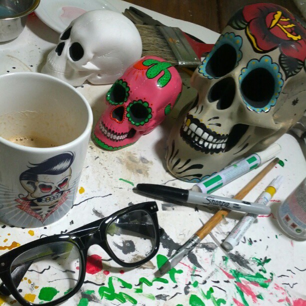 Caveiras #skull #skulls #paint #freehand #oldschool #tattoo #santamuerte #rose #brush #vuduloja #rockabilly #outlaw #death #android #jellybean #galaxynexus #saopaulo #sp #brazil (Publicado com o Instagram)