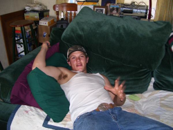 arcticboxing:  armpitluvrs:  Redneck boy’s bushy pit.  that pit those lips that buckle 