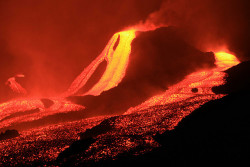 forbiddenforrest:  lava flow at night by