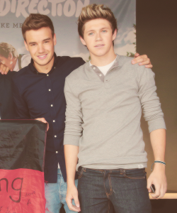 flip-your-curls-for-the-gurls:   niam in