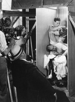 manglemymind:  bustrkeatn:  Buster Keaton and Edward Brophy film the dressing room sequence in The Cameraman, 1928.  :) :*  Bezcenne, no bezcenne! 