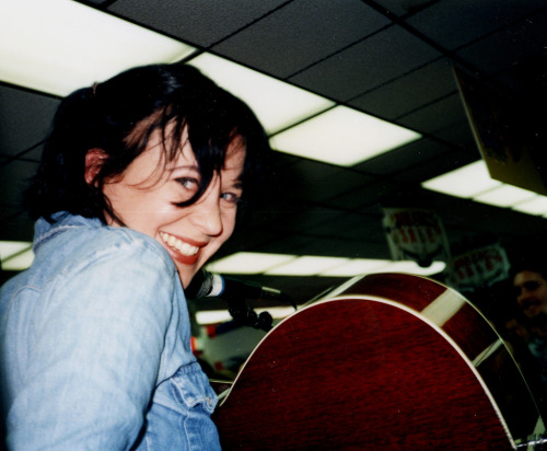 thekristinhersharchives:  Kristin Hersh. Live in-store performance at Tower on Sunset Strip, Hollywood, 1994. by James Yeramian as seen on his Flickr page 