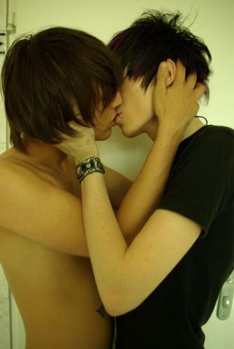 tjs-all-guys-n-guys-all-the-time:  emo boys kissing. hot. TJ