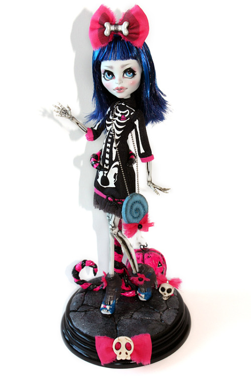 queenofsquids:maigune: FOR SALE Monster High Create-a-Monster Skeleton Girl “Sweet Halloween&r