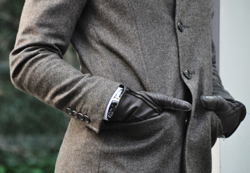 alovelysub:  Gloves.  Sigh.  so nice