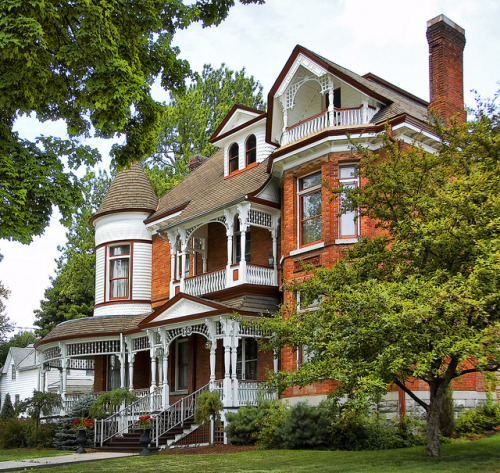 Queen Anne Revival style architecture house in Napanee, Ontario, Canada (by NapaneeGal).