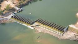 rcruzniemiec:  Labyrinth spillway at Ute Dam, New Mexico Labyrinth spillways increase spillway capacity by increasing unit discharge over conventional weirs for a given head. 